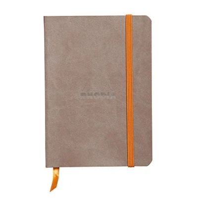 Immagine di RHODIA 117304C Taccuino flessibile talpa A6 a righe 144 pagine Carta Clairefontaine Avorio 90 g/m Segna pagina, Chiusura con elastico Copertina Simil Cuoio Collezione Rhodiarama