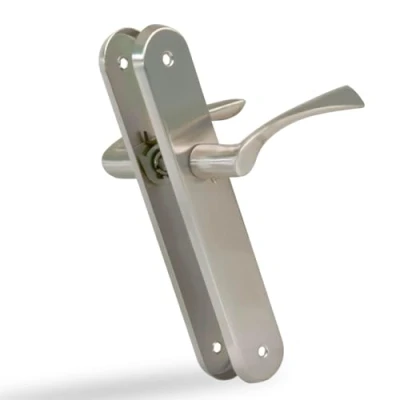 Immagine di Amig Set di 2 maniglie argentate con piastra ovale in acciaio e maniglia zama finitura cromata opaca per porte interne 237 x 40 mm · manovella 120 Viti incluse