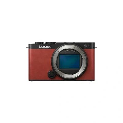 Immagine di Panasonic Lumix DC S9E R Videocamera Mirrorless Full Frame Open Gate per Vlogging, 24,2 MP, Video 6K/4K, PDAF 779 Punti, Stabilizzazione dell&#039;Immagine, Schermo Angolo Libero, WiFi 5Ghz, Rosso Cremisi