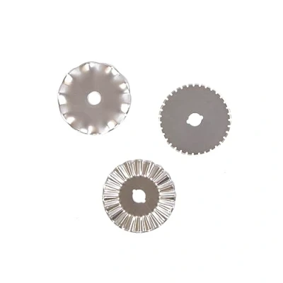 Immagine di Craftelier Confezione da 3 lame con forme di ricambio per taglierina rotativa 45 mm Include lama taglio ondulata, ZigZag e discontinuo Realizzate in acciaio Diametro