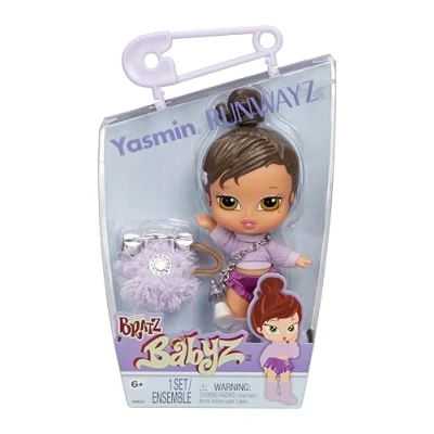 Immagine di Bratz Goin&#039; Out! Bambola Jade 1 da Collezione con Accessori, Dotata di un Vestito, una Borsetta, Paio Occhiali Sole e Spazzola Giocattolo per Bambini Età 6+