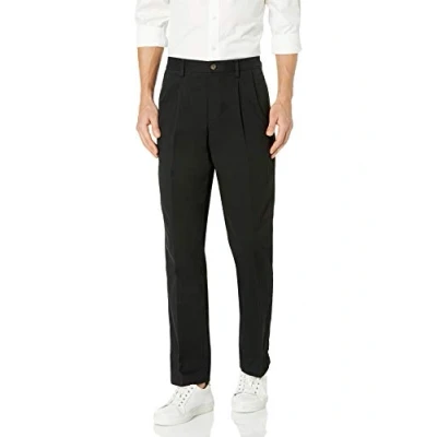 Immagine di Amazon Essentials Pantaloni chino plissettati dal taglio classico e resistenti alle pieghe (disponibili nelle taglie Big &amp; Tall) Uomo, Nero, 54W / 32L