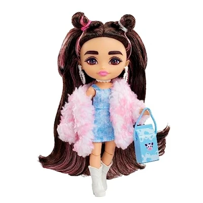 Immagine di Barbie Extra Minis Bambola con capelli castani abito di jeans giacca in pelliccia sintetica vestiti e accessori, giocattolo per bambini 3+ Anni, HKP90