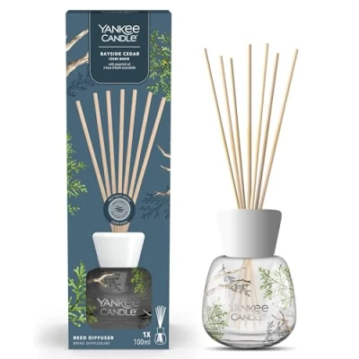 Immagine di Yankee Candle Signature Diffusore a bastoncini Cedro della baia 100 ml Fino 10 settimane di fragranza Confezione riciclabile Un regalo perfetto per una donna