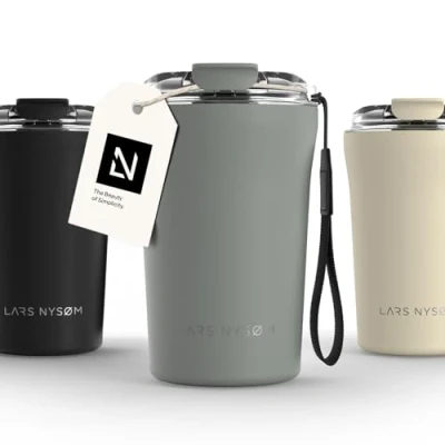 Immagine di LARS NYSØM Tazza Termica Per caffè Thermo Coffee Mug to Go con Cinturino &amp; Coperchio in Tritan 380ml da Viaggio Senza BPA 0,38 Litri Isolamento e tè (Ash Gray, 380ml)