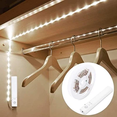 Immagine di Luce per Armadio, OriFiil 2M Striscia LED con Sensore di Movimento, 6000K Strip a Batteria Camera da Letto, Scale, Corridoio, Cucina, Guardaroba