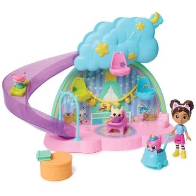 Immagine di Gabby&#039;s Dollhouse, Stanza dei Giochi dell&#039;Asilo Gatto Orecchio, Set di Gioco da 17 Pezzi con 4 Personaggi e Mobili per la Casa delle Bambole, Giocattoli Bambine Bambini, 3+ Anni