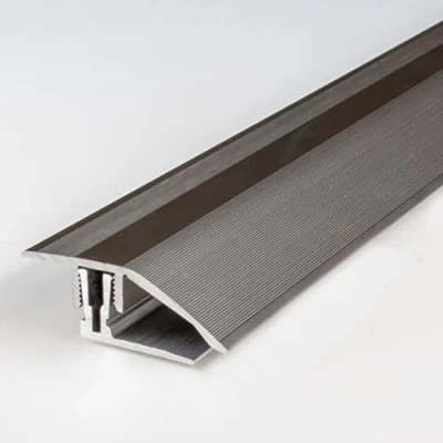 Immagine di PROVISTON Fare clic su Profilo di compensazione Alluminio anodizzato Look in acciaio inossidabile Larghezza 41 mm Altezza 11 15 Lunghezza 1000 Perforato sul sistema