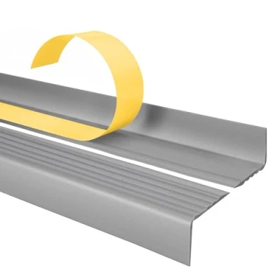 Immagine di Profilo per bordi scale angolare in PVC autoadesivo, Paraspigolo Strisce antiscivolo gradini 40x25mm, Argento, 165cm