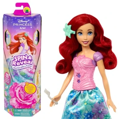 Immagine di Mattel Disney Princess Ariel Spin &amp; Reveal, set con bambola e 11 sorprese da scoprire, 5 accessori adesivi inclusi, look ispirato al film Disney, giocattolo per bambini, 3+ anni, HTV88