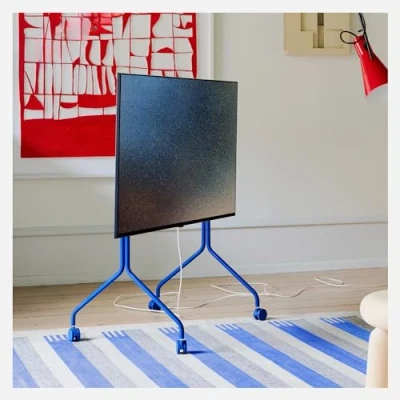 Immagine di Pedestal Moon Rollin&#039; Porta TV con Ruote Piedistallo Moderno per Soggiorno Carrello dal Design Danese Mobile (Blu)