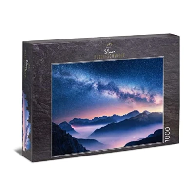 Immagine di Ulmer Puzzleschmiede Puzzle &quot;cielo notturno&quot; Classico spaziale da 1000 pezzi Vista fantasiosa nell&#039;universo sopra la nebbia e il cielo notturno in montagna Made Germany