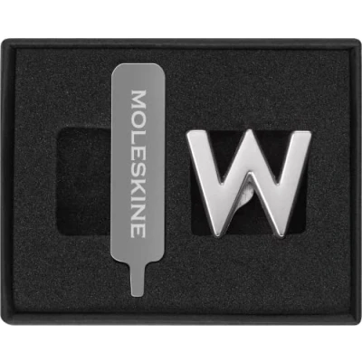 Immagine di Moleskine Pin per Taccuino o Agenda Lettera W, Spilla Lettere, Personalizza la Chiusura con Elastico, Idee Regalo Personalizzato, Colore Argento