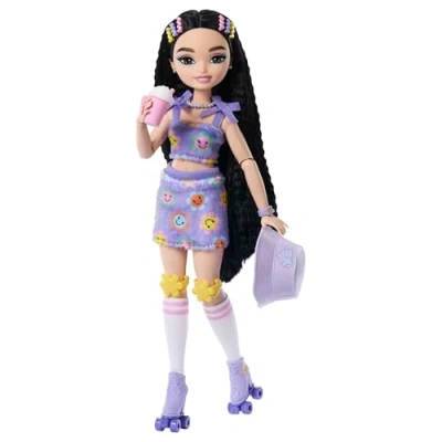 Immagine di Barbie Dream Besties Renee, bambola snodata alla moda con pattini a rotelle e capelli neri, 9 accessori tema video cibo inclusi, giocattolo per bambini, 4+ anni, JFX99