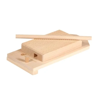 Immagine di Rigagnocchi in Legno o Tagliere Riga garganelli e Gnocchi con Fermo Piccolo Mattarello, Appendibile 18x26 cm