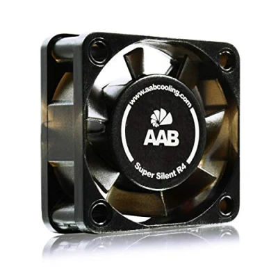 Immagine di AABCOOLING Super Silent R4 una Silenziosa e Molto Efficiente 40mm Ventola per Case PC, Raffreddamento 12V Fan, 4cm, 3 Pin, Stampante 3D, Con Adattatore a Basso Rumore 7,9 dB (A)