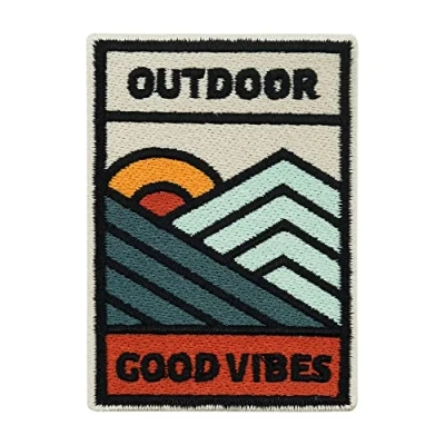 Immagine di Finally Home Toppa termoadesiva con scritta “Outdoor Vibes da applicare il ferro stiro e cucire, per escursionismo, esterni, sole montagne