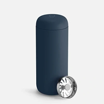 Immagine di Fellow Carter Move tazza da viaggio in acciaio inox, isolata sottovuoto, con interno ceramica e paraspruzzi, colore: blu pietra, 453,6 g