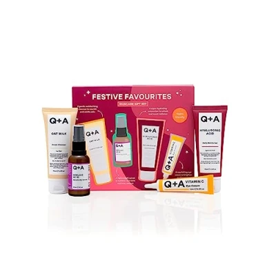 Immagine di Q+A Festive Favourites, un set regalo per la cura della pelle contenente una Crema Idratante all&#039;Acido Ialuronico, Detergente Crema, Siero Azelaico e Contorno Occhi