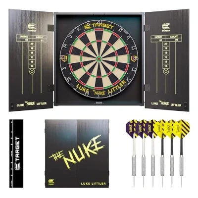 Immagine di Target Darts Luke Littler Kabinett &amp; Dartboard Set Spieler Edition &#039;The Nuke&#039; Dart Board Kabinettset mit 2 Sets Steeldarts, Punktetabellen Professionelles Setup Zubehör