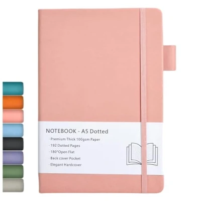 Immagine di Taccuino Puntinato A5, Quaderno Punteggiato con Copertina Rigida e Carta Spessa da 100GSM, Tasca Interna, Fascia Elastica, in Finta Pelle, 192 Pagine, 14,5 x 21,3 cm, Rosa