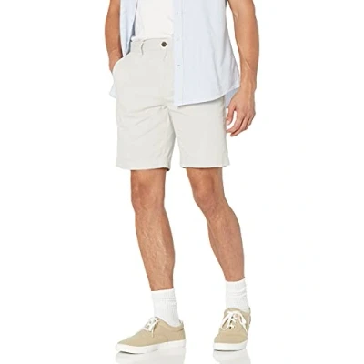 Immagine di Amazon Essentials Pantaloncini Chino Aderenti da 22,86 cm Uomo, Argento, 32W