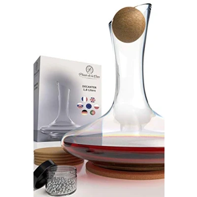 Immagine di Decanter per Vino con Accessori (Tappo di Sughero, Perlina Pulizia, Sottopentola e Sottobicchieri) 100% Fatto a Mano in Europa Caraffa Senza Piombo Aeratore Decantatore Rosso