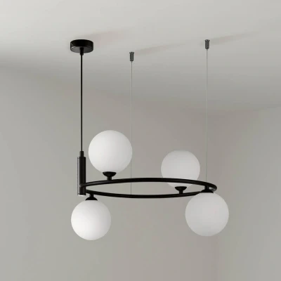 Immagine di Moderno Lampadario Pendente da soffitto, Altezza regolable, Montatura in metallo nero, 4 luci, diffusori sferici vetro bianco opaco, Design nordico, industriale, per lamp G9 25W non incl