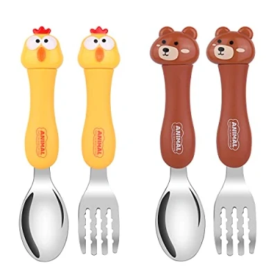 Immagine di Vicloon Set di Posate per Bambini, 4 Pezzi Cucchiaio e Forchetta Bambini Senza BPA, da Bambino in Acciaio Inossidabile con Animali dei Cartoni Animati (Orso Pulcino)