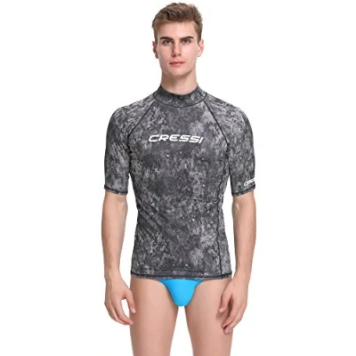 Immagine di Cressi Rash Guard Man, Maglia Protettiva con Maniche Corte in Speciale Tessuto Elastico, Protezione Solare UV (UPF) 50+ Uomo, Blu Mimetico, XS/1 (46)