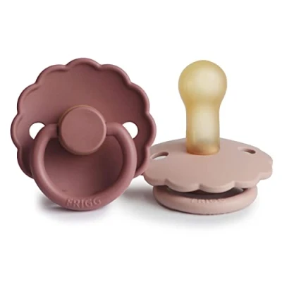 Immagine di FRIGG Daisy confezione da 2 ciucci Ciuccio in lattice Prodotto Danimarca Senza BPA Tettarella simmetrica a ciliegia (Blush/Woodchuck, Taglia (6 18 Mesi))