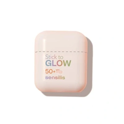 Immagine di Sensilis Glow Stick SPF50, barra di protezione solare, protegge la pelle dai raggi UVA e UVB, previene l&#039;iperpigmentazione, effetto glow, applicazione precisa, tutti i tipi 10 g