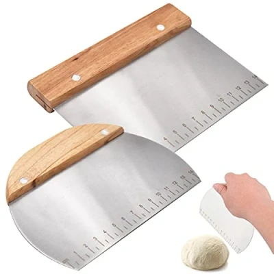 Immagine di Raschietto per Pasta in Acciaio Inossidabile, DBAILY 2pcs Tagliapasta Raschia da Cucina Rettangolare Multiuso con Manico Legno e Scala Graduata Impasti Pane Pizza Dolci Pasticeria