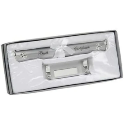 Immagine di Porta certificato di nascita placcato argento e supporto regalo per battesimo.