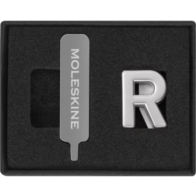 Immagine di Moleskine Pin per Taccuino o Agenda Lettera R, Spilla Lettere, Personalizza la Chiusura con Elastico, Idee Regalo Personalizzato, Colore Argento