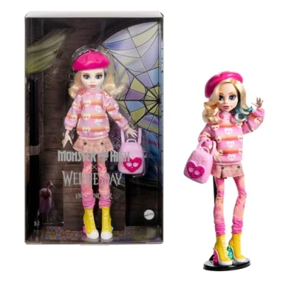 Immagine di Monster High mercoledì, Bambola e Accessori, Enid Sinclair da Collezione in Abito Rosa con Cappello, Zaino piedistallo per Bambola, HXJ05