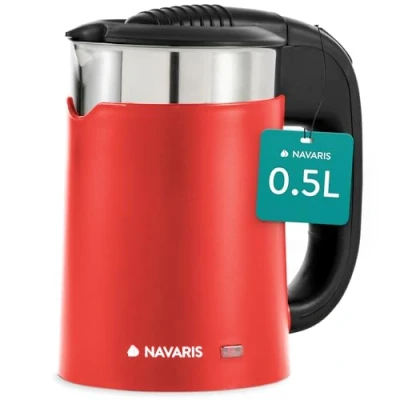 Immagine di Navaris Mini Bollitore Acqua da Viaggio 0,5L Boiler Piccolo Elettrico Portatile in Acciaio Inox 16x11x17cm 1100 Watt con 2 Tazze Camping Rosso