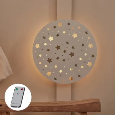 Immagine di Lights4fun Applique da Muro a Pile Forma di Cielo Notturno Luce per Camerette dei Bambini Retroilluminata con LED Bianco Caldo Timer e Telecomando