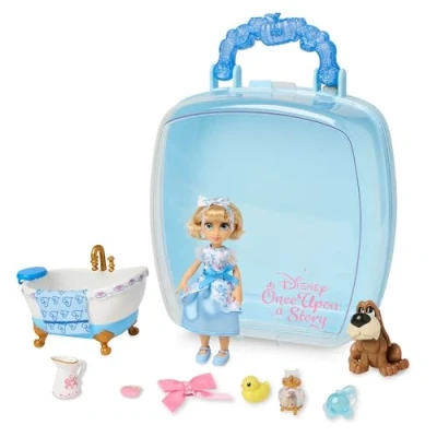 Immagine di Disney Store Ufficiale Set da Gioco con Mini Bambola Cenerentola, Disney&#039;s Once Upon a Story, 10 pezzi, Include il cane Bruno, vasca bagno e accessori, Adatto dai 3 anni+
