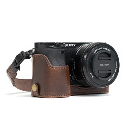Immagine di MegaGear Sony Alpha A6300, A6000 Ever Ready Custodia metà copertura in finta pelle per Fotocamera con Tracolla Marrone scuro MG961