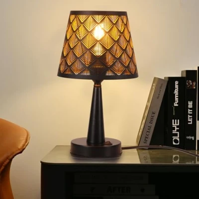 Immagine di TWSXTE Nero lampada da tavolo, con interruttore, E27 comodino, paralume in metallo, tavolo a led, adatta per illuminazione interna ed esterna (Lampadina non inclusa)