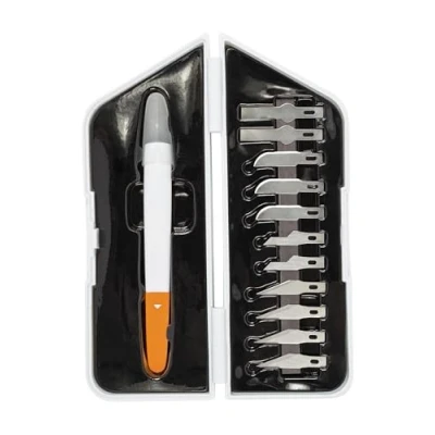 Immagine di FISKARS Taglierino di precisione a bisturi, Set da 13 pezzi, Lunghezza totale: 21 cm, Incl. 12 lame, Acciaio qualità/Plastica, Bianco/Arancione, Premium, 1024384