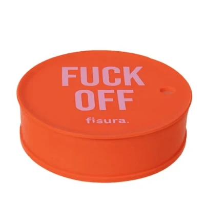 Immagine di Fisura Coperchio bicchieri antidroga &quot;F*ck off&quot; rosso. Protezione per bevande originale blu. Copertura riutilizzabile. della tazza antiderrame Realizzato in silicone.