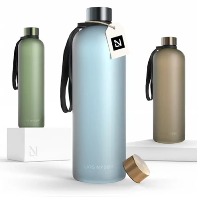 Immagine di LARS NYSØM Borraccia 1l Bottiglia acqua 1000ml BPA free ultraleggera in Tritan Sport a prova di perdite Ideale per sport, ufficio, yoga 2 coperchi inclusi (Sky Blue, XL 1500ml)