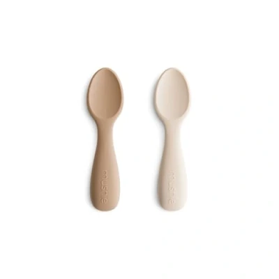 Immagine di Mushie Cucchiai Per Principianti in Silicone Confezione da 2 Bambini Piccoli Neonati che Imparano a Mangiare Soli Lavabile Lavastoviglie Natural/Shifting Sand