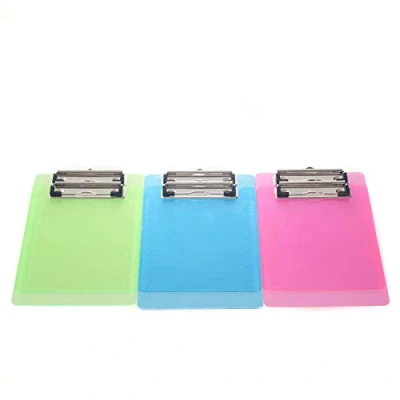 Immagine di TUKA i AKUT [6 Pezzi] Portablocco A5 con clip in metallo gommato Plastica trasparente Porta pad Lavagna da scrittura Ideale per il Lavoro Quotidiano, Set di 6 Portablocchi 3 colori, TKD8021