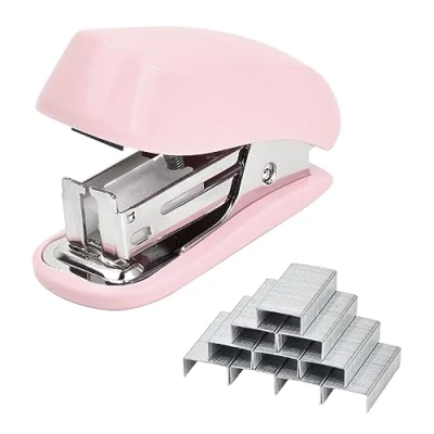 Immagine di Volumoon Mini Pinzatrice Portatile, Cucitrice con scatola da 830 punti metallic, Piccola Fatta a Mano, Scrivania，Cucitrice Manuale，Cancelleria Domestica e Ufficio (Rosa)