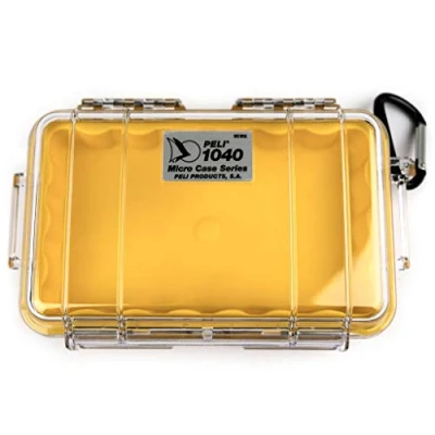 Immagine di PELI 1040 Micro Case, Custodia protettiva per telefoni cellulari e piccoli apparecchi, IP67 Impermeabile, Capacità di 0,7L, Prodotto in USA, Colore Trasparente/Giallo