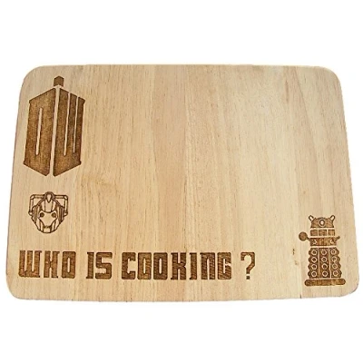 Immagine di Tagliere in legno massiccio inciso a laser, ispirato Doctor Who, Dalek, Tardis e Cybermen, per cucinare, utilizzabile anche come tovaglietta all&#039;americana, ottima idea regalo