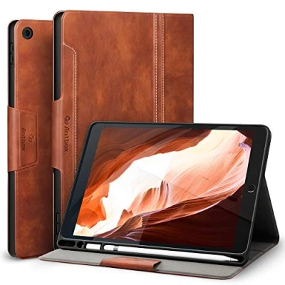 Immagine di Antbox Custodia per iPad 9ª/8ª/7ª Generazione 10,2 Pollici 2021/2020/2019 in Pelle PU con Portapenne, Angolo di Supporto Regolabile, Funzione Auto Sveglia/Sonno (Marrone)